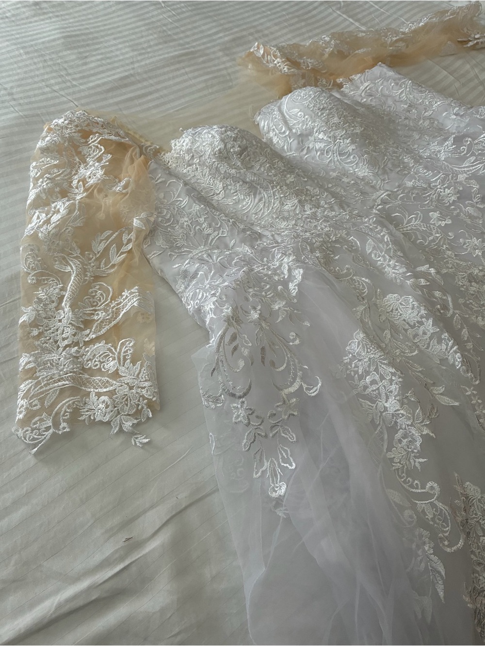 Elegant White Lace Wedding Illusion 3/4 Sleeve Buttons 22” Train Bridal Gown